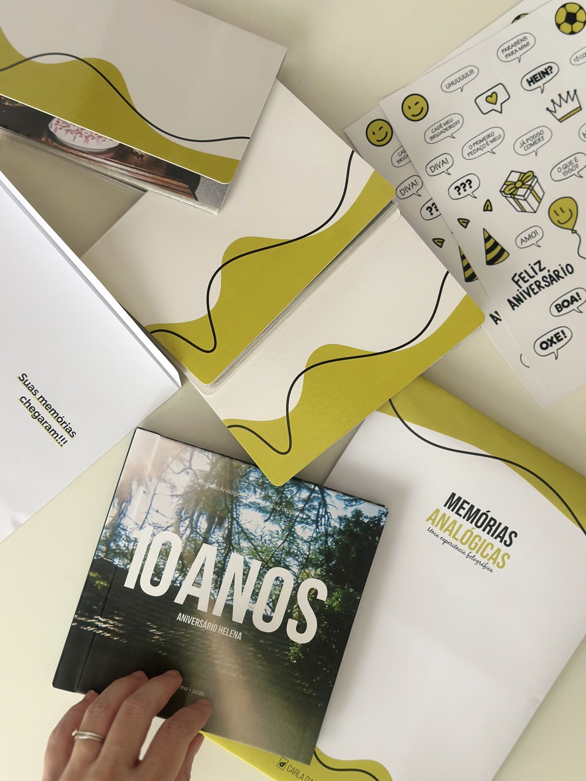 Kit completo Memórias Analógicas com álbum impresso, envelopes, adesivos e câmera analógica