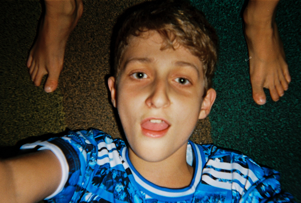Selfie espontânea do aniversariante deitado no chão